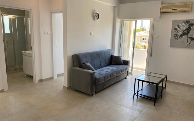 Renovated modern 1-bedroom apartment with view