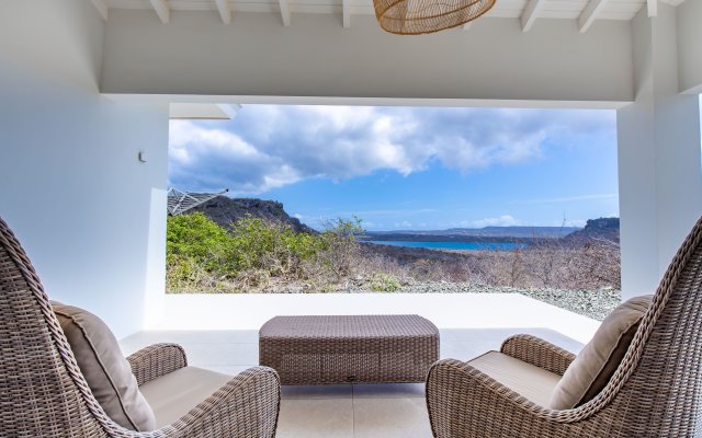 270° Ocean View from Private Infinity Pool - Colourful & Modern Villa