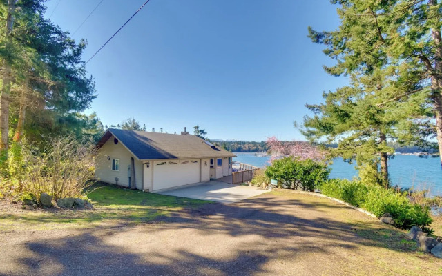 Waterfront PNW Escape w/ Deck & Beach Access!