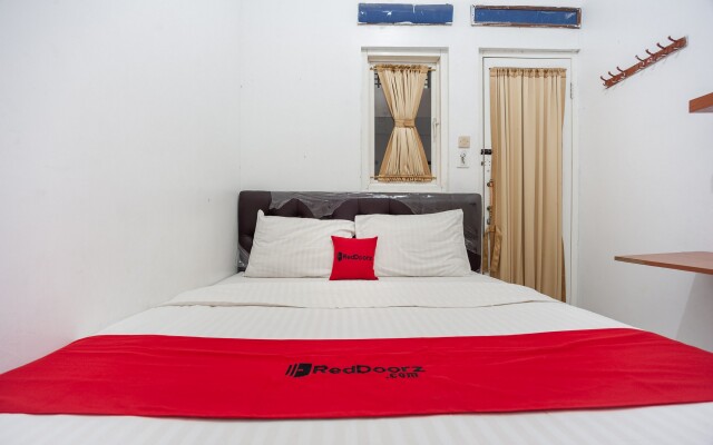 RedDoorz Syariah near PGC Cililitan