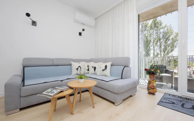 Gumińska Apartment Warsaw by Renters