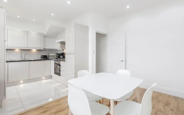 Modern & Spacious 3BR Terraced House