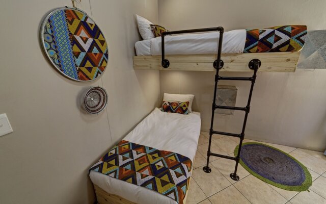 Naankuse Travellers Inn - Hostel