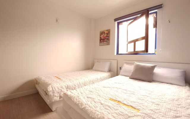 Road Myeongdong Guesthouse