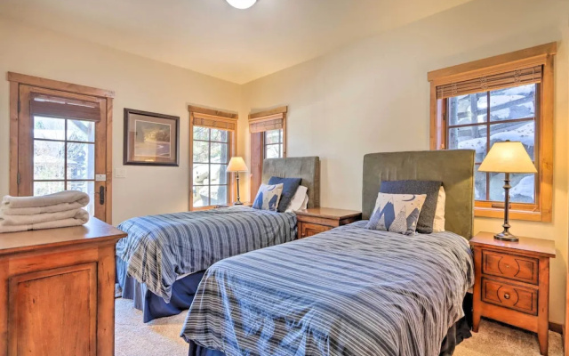 Ski-in/ski-out Donnelly Townhome w/ Hot Tub!