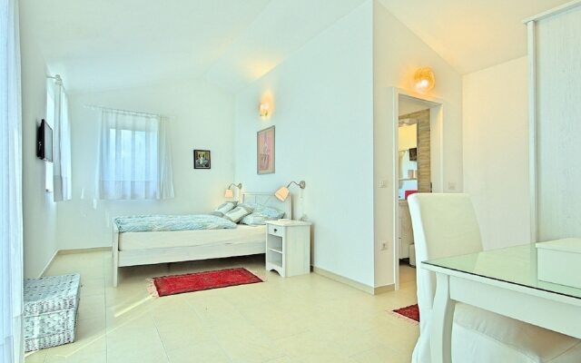 Peaceful Villa in Sveti Lovrec With Swimming Pool