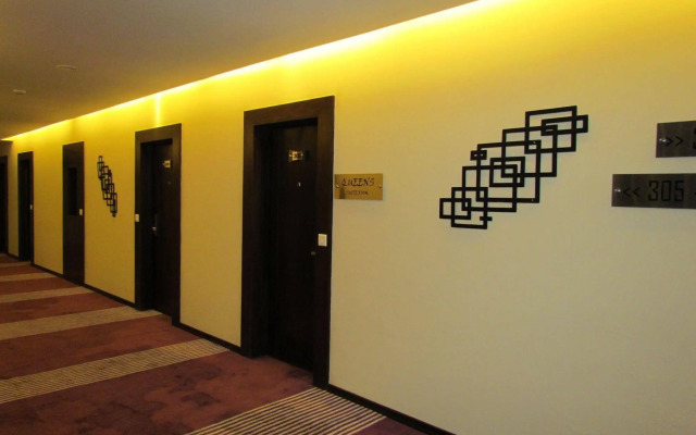 Hotel Pine Spring Wazir Bagh