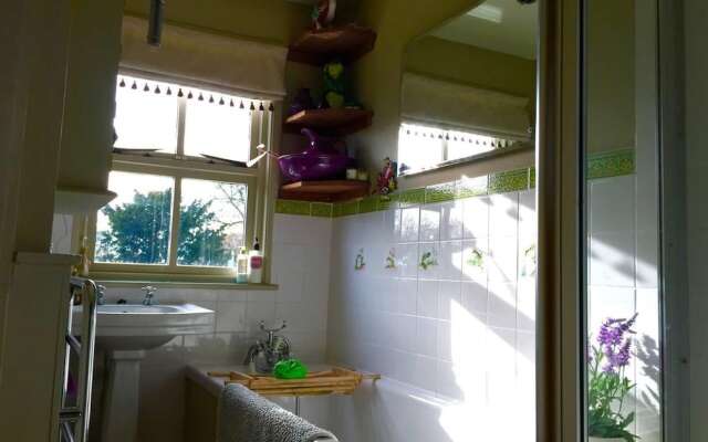 Lovely 4-bed House in Village of Sandhurst