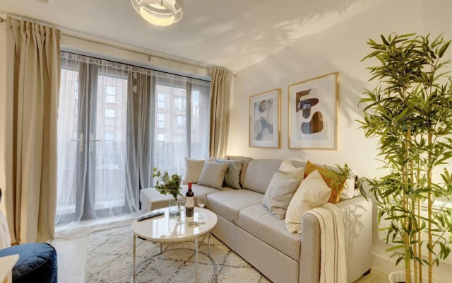 Lovely Flat in Kiln Close With Free Parking