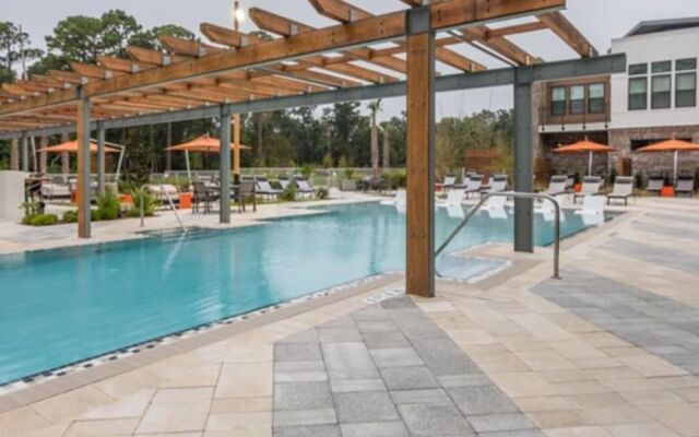 Baymeadows 2 BR Apt by Frontdesk