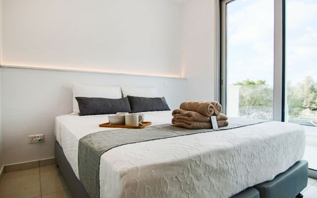 Phaedrus Living: Seaside Executive Flat Harbour 101