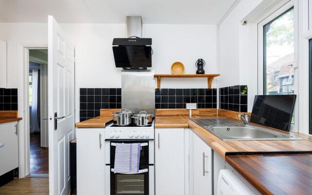 Convenient and Stylish 2-bed Apartment in Croydon