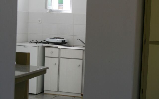Adonis Hotel Studios & Apartments