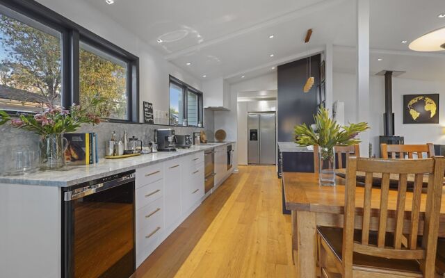 Gorgeous Family Home-Fully Fenced & Toys