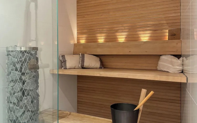 Stylish Downtown 2BR Flat with Sauna and Work Area