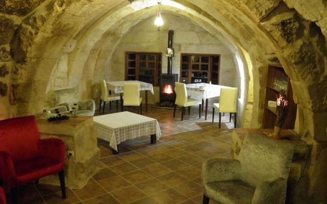 AkCave Suites and Resort