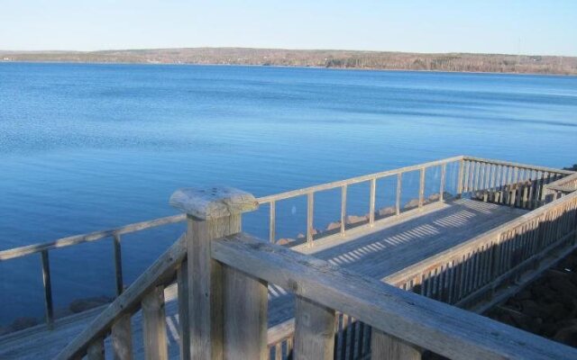 Seawinds Motel & Cottages