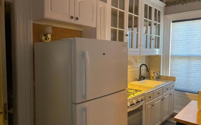 1 Br Private Victorian Apt in Convenient City Location on Half Acre Sleeps 4