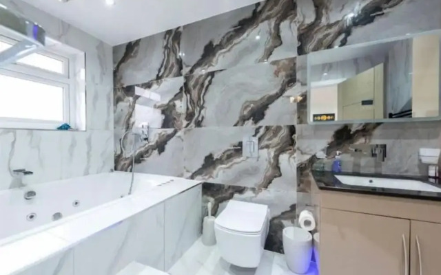 Stylish 6-bed Retreat With Parking and Jacuzzi