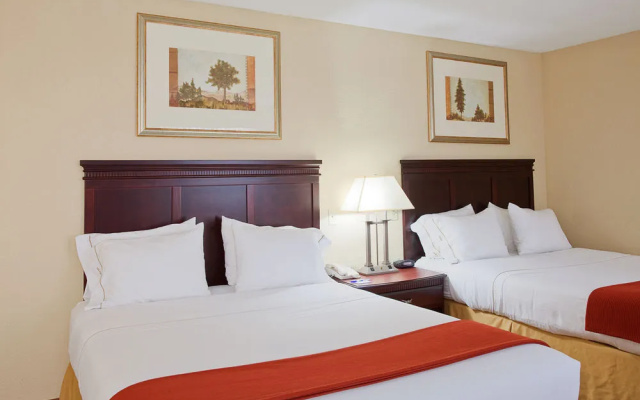 Holiday Inn Express Hotel & Suites Lucedale