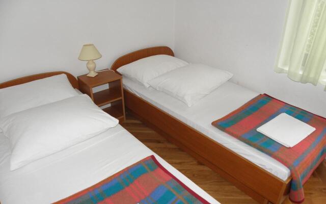 Apartment Mirja - 50 m from beach: A1 Petrcane, Zadar riviera