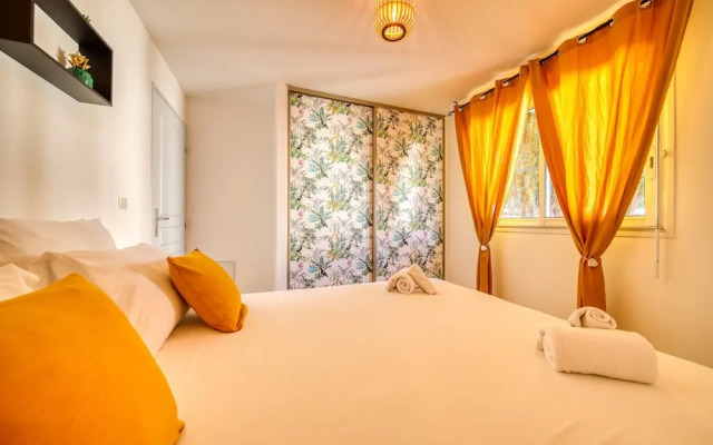 Modern Comfort by the Lagoon