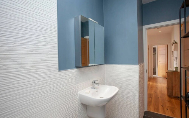 Central Designer 2 Bedroom Apartment in Portland Square