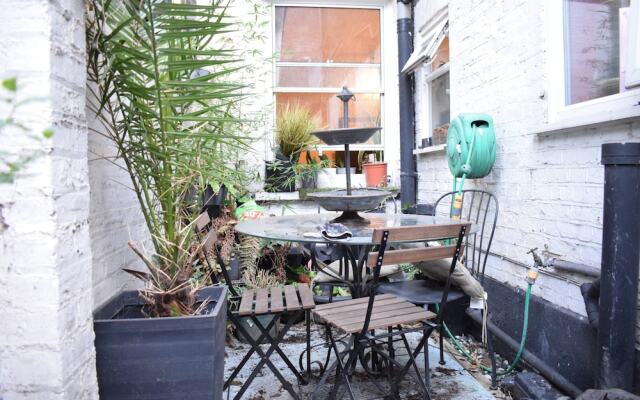 2 Bedroom Flat in Central London With a Garden