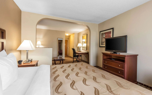 Quality Suites Paducah I-24