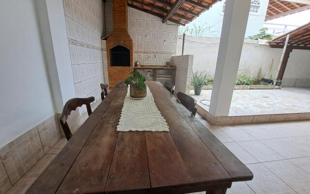 4 quartos espaçosos c/churrasqueira e praia a 150m