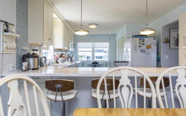 Breezy Oaks by Oak Island Accommodations