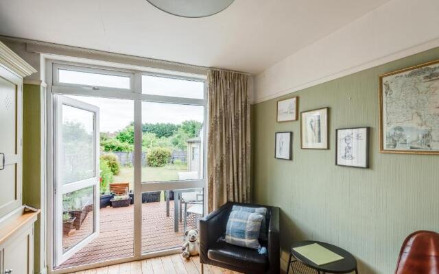 Cheerfull 3-bedroom Home With Parking Garden