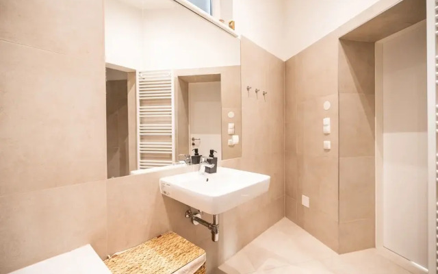 Rochus Stylish Stays