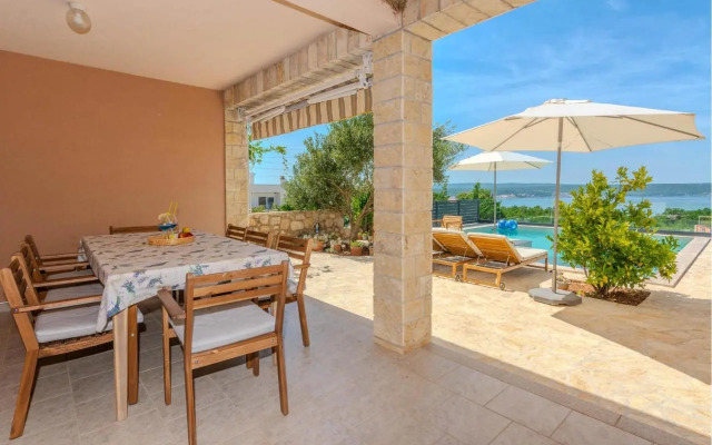 Four-Bedroom Holiday home Maslenica with Sea View 01