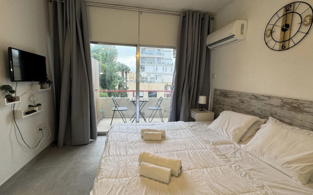 Seaside Larnaca Makenzie- 50m to Beach