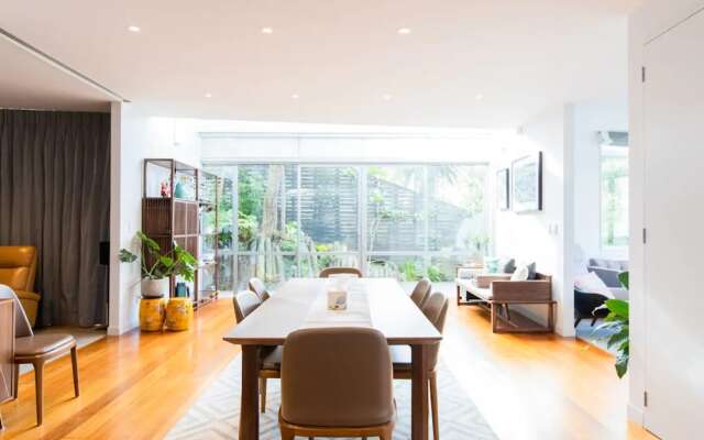 Luxury 4 Bedroom Home With Private Cinema