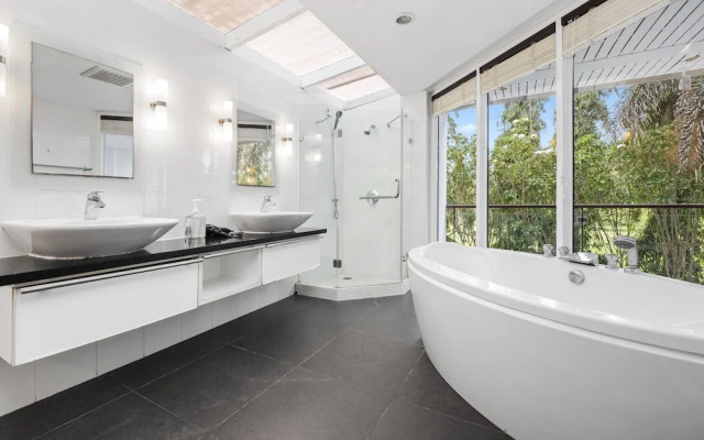 4 bedroom pool villa. 7kms to Patong