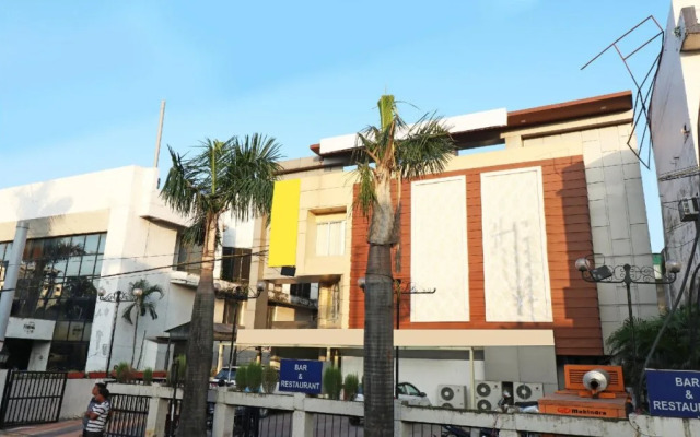 The Central Palm Hotel by OYO Rooms