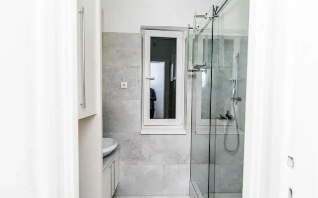 2bdr Apartment with the Balcony View-Best Location