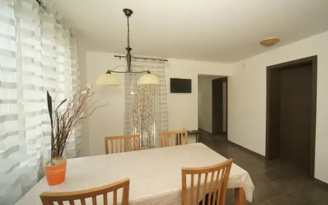 Rooms And Apartments at River