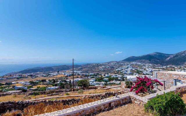 Spacious 2 Bedroom House with Fantastic Yard