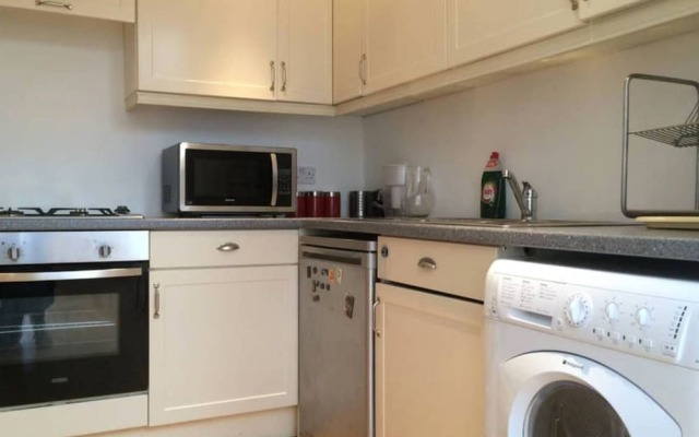 Great 2 BED in Northfields With Private Garden