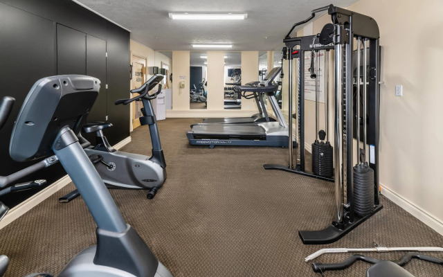 Econo Lodge Inn & Suites