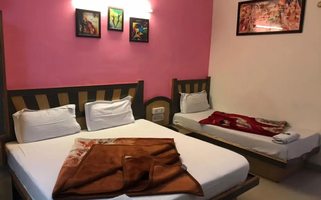 Goroomgo Bajrang Paharganj New Delhi