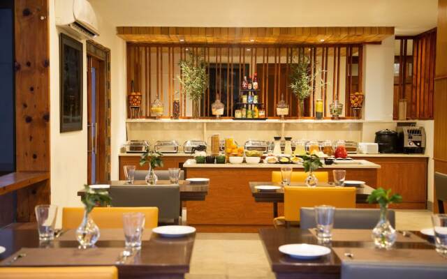 Lemon Tree Hotel Thimphu in Thimphu, Bhutan from 87$, photos, reviews - zenhotels.com meals