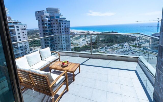 SeaFront Luxurious 3 BR Apartment