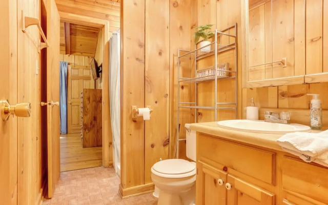 Private Hot Tub & Game Room: Cleveland Getaway