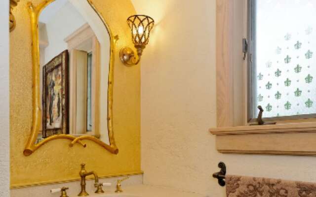 HIGHLANDS CASTLE overlooking Lake George.. plus 2 other Castles!