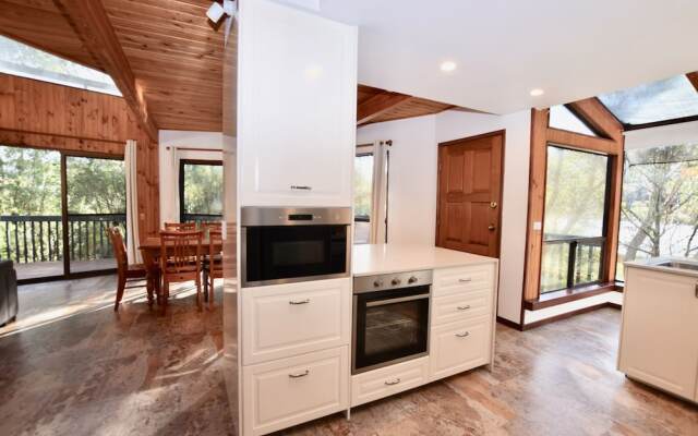 Sublime Cedar Lodge Leura