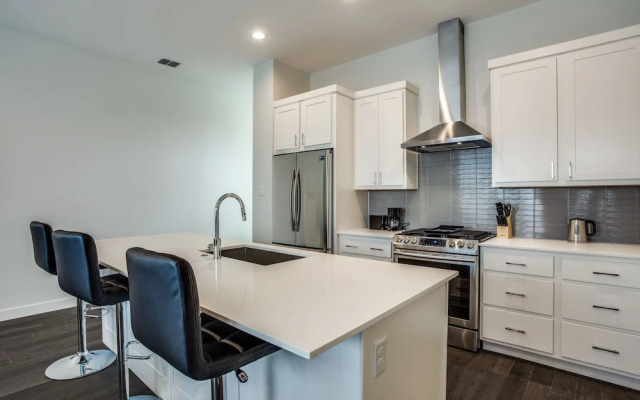 Upscale 2 bedroom Dallas TownHome